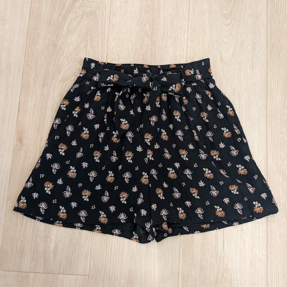 Aritzia Wilfred Shorts Black Floral Pull On Elastic Waist Pockets Belt Sz XXS